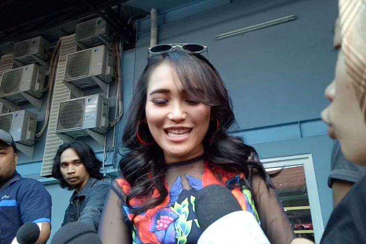 Ayu Ting Ting saat diwawancarai di kawasan Tendean, Jakarta Selatan, Rabu (13/12/2017).