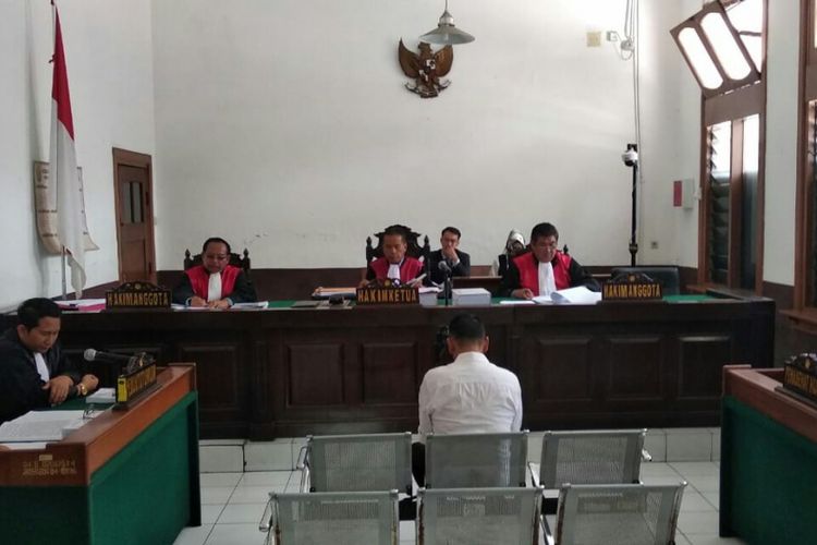 Tampak Fahmi Darmawansyah tampak terduduk di kursi pesakitan mendengarkan tuntutan yang dibacakan Jaksa KPK, Rabu (20/2/2019). 