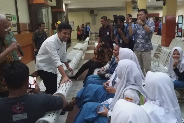 Wakil Gubernur Jawa Timur, Emil Dardak berdialog dengan siswa sekolah saat berkunjung di RSUD Dr Soedono Madiun, Selasa (26/2/2019) 