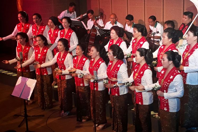 Paduan suara Armonia Choir menghibur para veteran lewat pertunjukan Tembang Keroncong untuk Pejuang yang diadakan di Galeri Indonesia Kaya, Grand Indonesia, Jakarta Pusat, Sabtu (19/8/2017).
