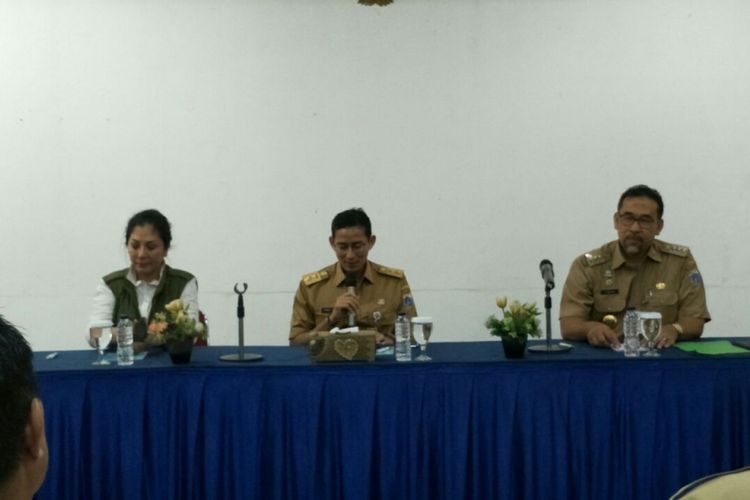 Wakil Gubernur DKI Jakarta Sandiaga Uno saat memimpin rapat di Pulau Bidadari, Kepulauan Seribu, Senin (29/1/2018).