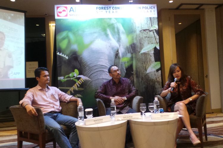 (Kanan ke kiri) Director of Sustainability and Stakeholder Engagement APP Sinar Mas Elim Sritaba bersama Managing Director APP Sinar Mas Goh Lin Piao dan Arief Perkasa dari The Forest Trust dalam paparan laporan Forest Conservation Policy APP Sinar Mas, Rabu (23/5/2018) di Jakarta.