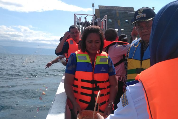 Salah satu keluarga korban tenggelamnya kapal Sinar Bangun di Danau Toba menangis usai prosesi tabur bunga di atas kapal Sumut I, Kamis (5/7/2018).