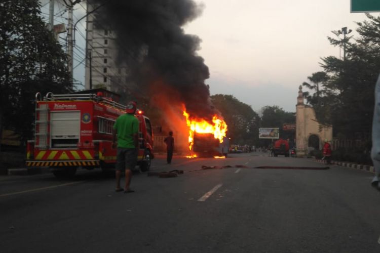 Nampak bus pariwisata terbakar di Jalan Ir. Sutami, Jebres, Kota Solo. 