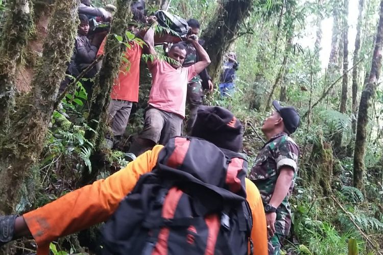 Proses evakuasi korban pesawat Demonim Air PK-HVQ yang jatuh dan ditemukan hancur di Gunung Menuk, Pegunungan Bintang, Papua, Minggu (12/8/2018) sekitar pukul 08.45 WIT setelah dinyatakan hilang kontak pada Sabtu kemarin. 

