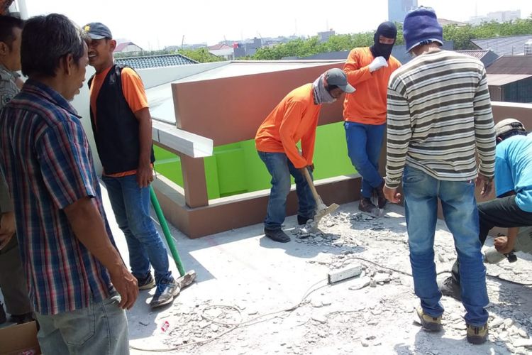 Petugas Satpol PP membongkar proyek rumah yang menyalahi IMB di Kelapa Gading, Selasa (18/9/2018).