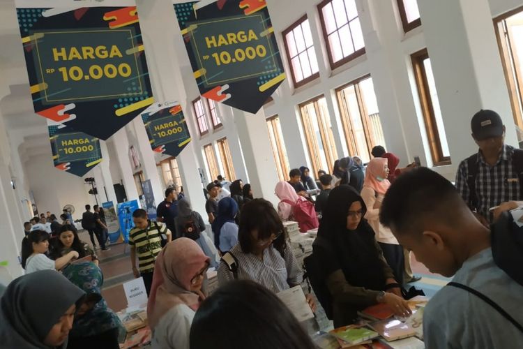 Gramedia.com menggelar acara festival buku terbesar di Indonesia bertajuk The Readers Fest 2018 Festival ini berlangsung 1 - 7 Oktober 2018 mengangkat tema ?Selebrasi Literasi dan Musik dalam Festival?.