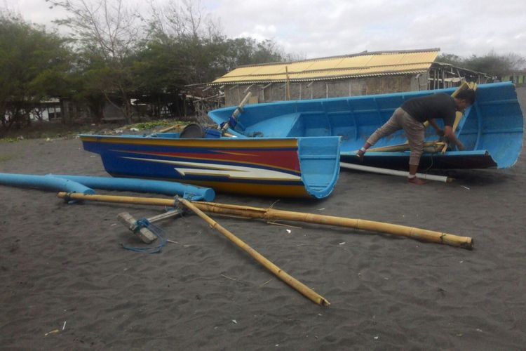 Ombak menggulung sebuah kapal nelayan Pantai Glagah di Kulon Progo, DIY.  Kapal itu sampai terbelah dua ketika hendak merapat. 