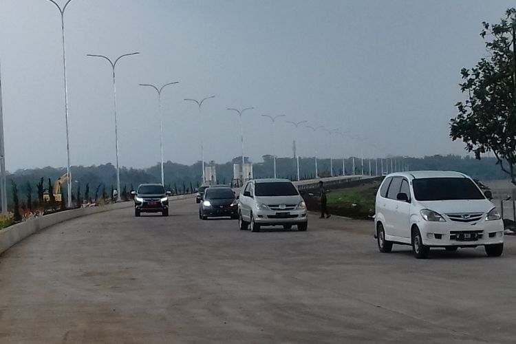 Sejumlah kendaraan saat melintas di ruas tol fungsional Pandaan - Malang, Jumat (21/12/2018)