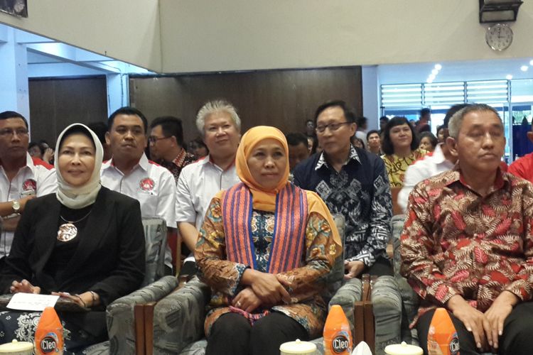 Gubernur Jawa Timur Khofifah Indar Parawansa saat menerima anugerah perempuan satu digit dari Bamag LKKI di Kota Batu, Rabu (6/3/2019)