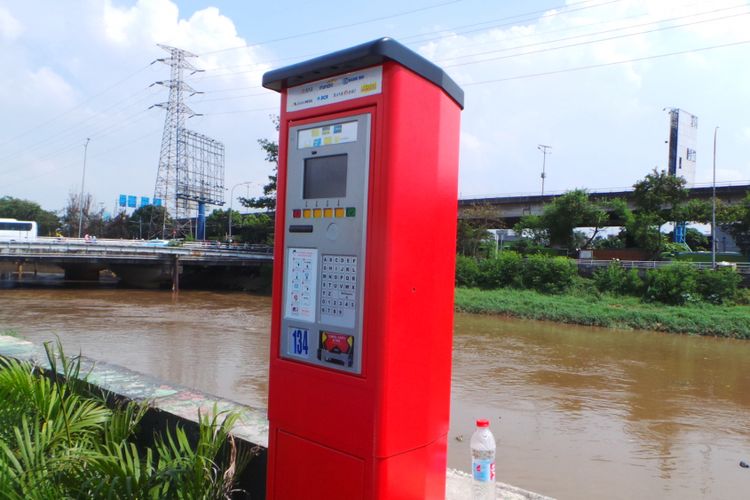 Terminal Parkir Elektronik (TPE) atau parkir meter di kawasan Kalijodo. 