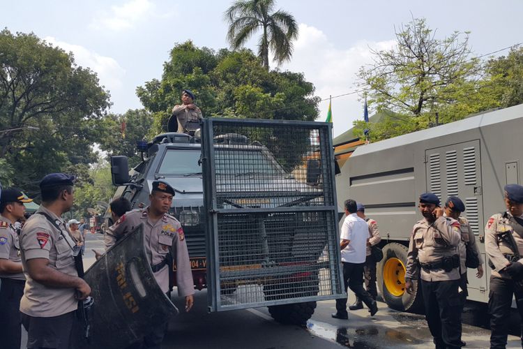 Polisi menyalakan mobil water cannon saat aksi unjuk rasa di sekitar Kedutaan Besar Myanmar, Jakarta Pusat, Rabu (6/9/2017).