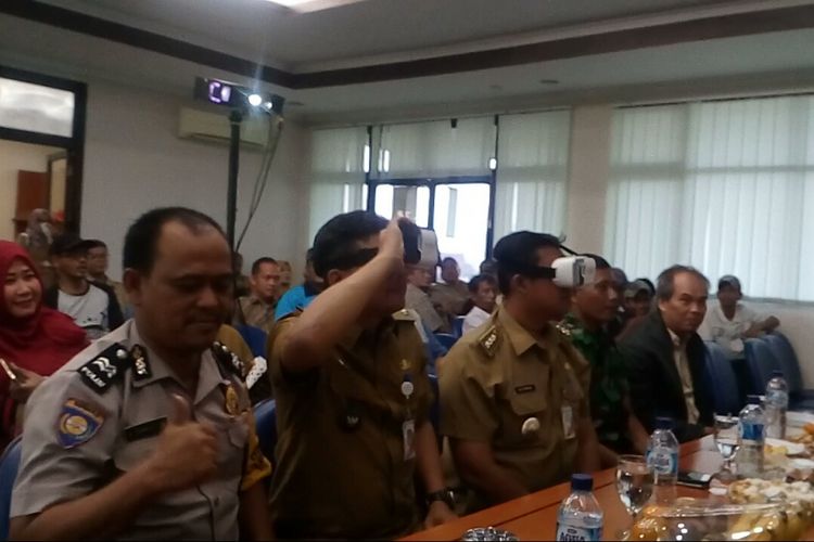 Lurah Srengseng Joko Mulyono dan Camat Kembangan Agus Ramdani saat mencoba kacamata virtual reality (VR) dalam acara nonton bareng (nobar) pelantikan gubernur dan wakil gubernur DKI Jakarta periode 2017-2022, Senin (16/10/2017).