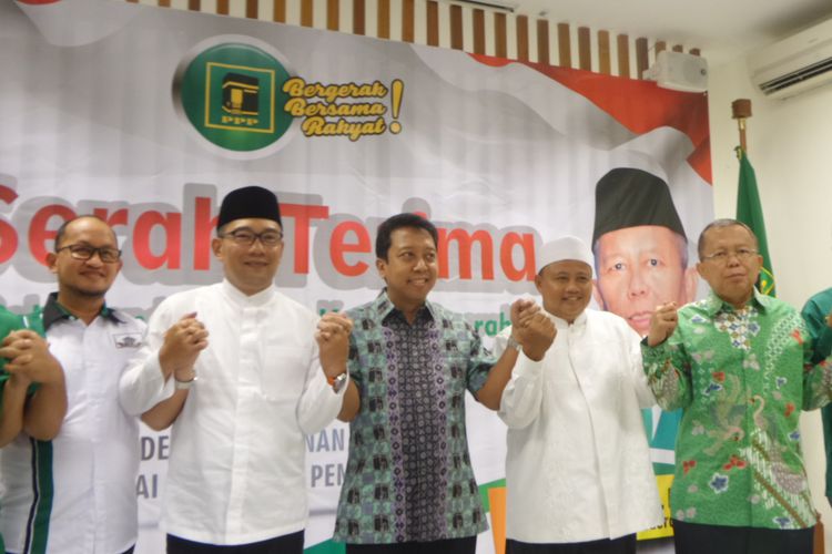 Pasangan calon gubernur dan calon wakil gubernur Jawa Barat, Ridwan Kamil dan Uu Ruzhanul Ulum menerima surat rekomendasi dukungan dari Ketua Umum PPP Romahurmuziy di Kantor DPP PPP, Jalan Diponegoro, Jakarta Pusat, Minggu (7/1/2018).
