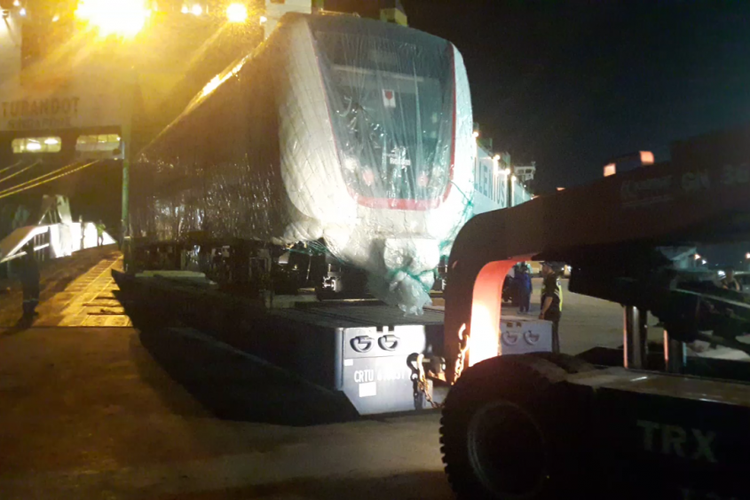 Gerbong kereta LRT Jakarta sesaat setelah keluar dari kapal di Dermaga Indonesia Vehicle Terminal, Jumat (13/4/2018).