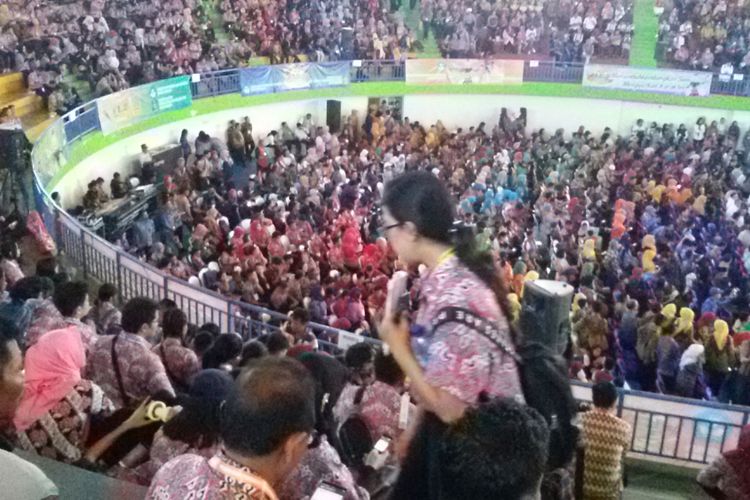 Ribuan peserta Festival Lomba Seni Siswa Nasional (FLS2N) di GOR Sahabudin Pangkal Pinang, Senin (27/8/2018).