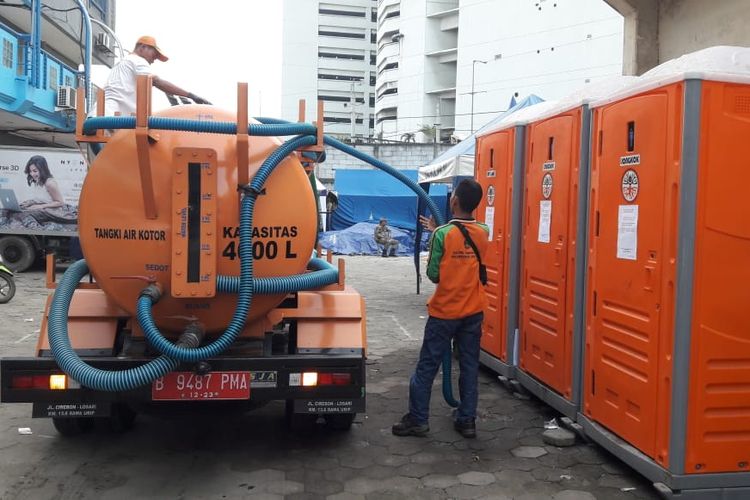 Toilet portabel yang disediakan Pemkot Jakarta Utara bagi korban kebakaran di Kampung Bandan, Ancol, Pademangan, Jakarta Utara, Senin (13/5/2019). Setiap hari Pemkot Jakarta Utara menyediakan 8000 liter air bersih untuk sanitasi masyarakat.