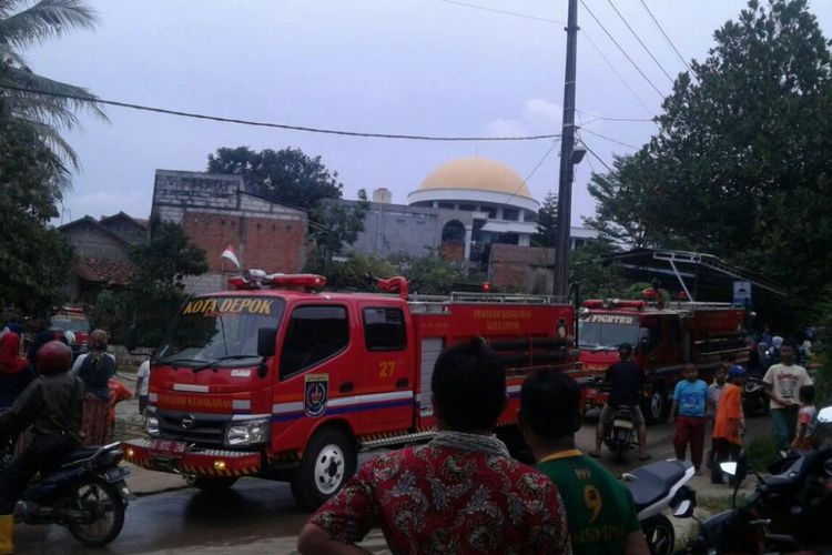Unit pemadam kebakaran diluncurkan ke TKP di Kampung Kupu RT 003 RW 006, Kelurahan Pasir Putih, Kecamatan Sawangan, Kota Depok, Kamis (22/2/2018).