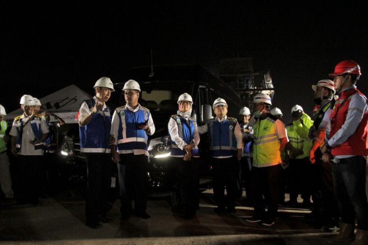 Direktur Utama PT Jasa Marga (Persero) Tbk Desi Arryani saat mengecek pekerjaan konstruksi Tol Jakarta-Cikampek II (Elevated), Senin (10/9/2018) malam.