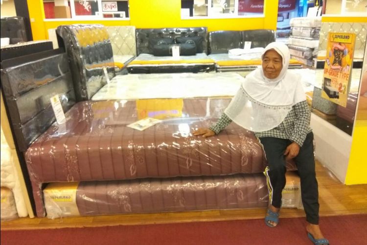 Siti Bunga (72) Nek Mimi menjajal empuknya springbed di salah satu pusat perbelanjaan di Jakarta, Jumat (24/11/2017).