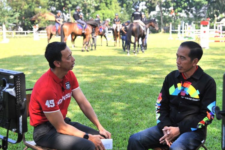 Atlet renang Indonesia Richard Sambera saat sedang mewawancarai Presiden Joko Widodo mengenai Asian Games 2018.