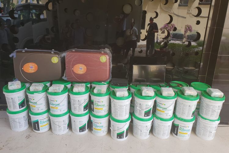 10 galon cat berisi narkoba jenis sabu sabu diamankan di Mapolda Jawa Timur, Jumat (5/7/2019)