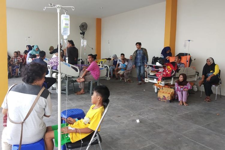 Gempa bermagnitudo 5,8 mengguncang Lombok, Nusa Tenggara Barat (NTB), Minggu (17/3/2019). Gempa itu membuat puluhan pasien di RSUD Mataram dievakuasi ke luar gedung rumah sakit.