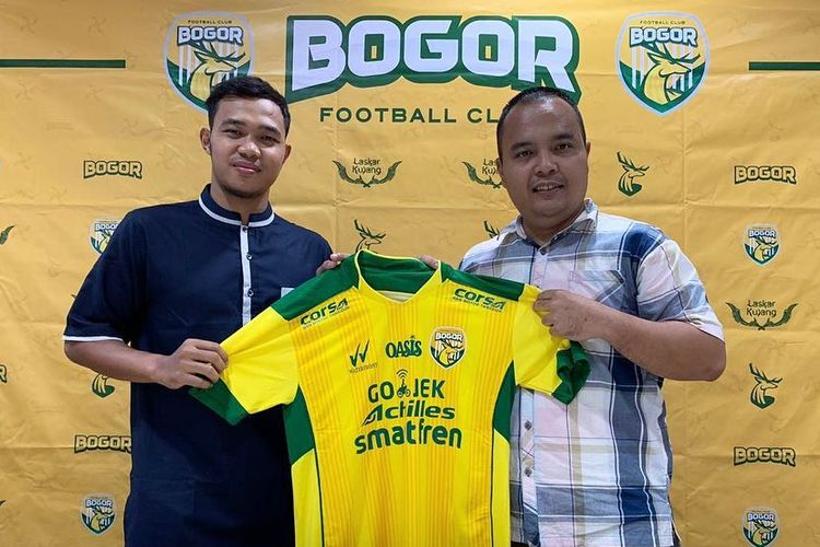 Gusti Rustiawan (kiri) saat diperkenalkan sebagai pemain baru Bogor FC.