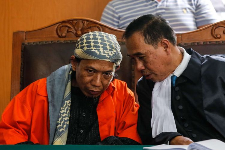 Terdakwa Aman Abdurrahman alias Oman (kiri) menjalani sidang keterangan saksi di PN Jakarta Selatan, Jakarta, Jumat (23/2/2018). Aman Abdurrahman didakwa sebagai salah satu orang yang terlibat dalam teror bom di Jalan MH Thamrin, dan yang merencanakan atau menggerakkan orang lain untuk melakukan tindak pidana terorisme.