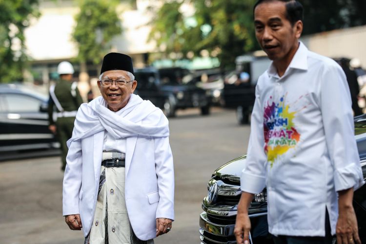 Calon Presiden dan Wakil Presiden, Joko Widodo dan Maruf Amin tiba untuk menjalani pemeriksaan kesehatan di Rumah Sakit Pusat Angkatan Darat Gatot Subroto, Jakarta, Minggu (12/8/2018). Selain pasangan Jokowi-Maruf Amin, pasangan Prabowo Subianto-Sandiaga Uno juga akan menjalani pemeriksaan kesehatan pada hari Senin 13 Agustus. Pemeriksaan kesehatan tersebut merupakan satu diantara syarat wajib yang diberlakukan KPU bagi capres dan cawapres untuk mengikuti Pilpres mendatang.