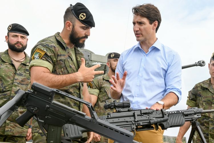 Perdana Menteri Kanada Justin Trudeau (kanan) saat bertemu personil militer pasukan NATO di Latvia.