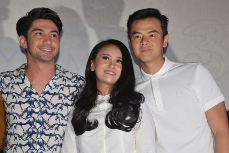 Reza Rahadian, Ayushita, dan Dion Wiyoko menghadiri pemutaran film The Gift di XXI Epicentrum, Kuningan, Jakarta Selatan, Sabtu (19/5/2018).