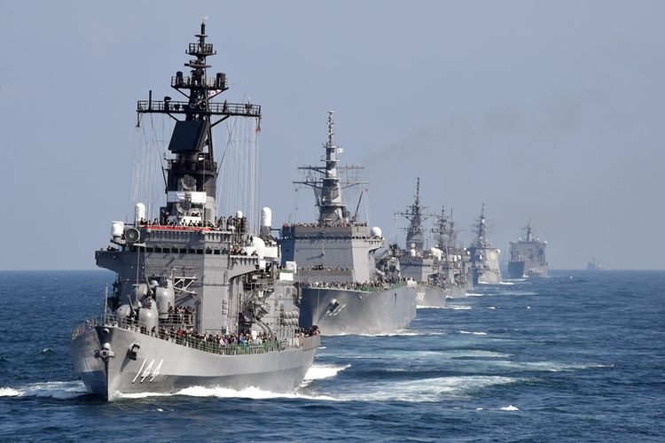 Sejumlah kapal milik Angkatan Laut Bela Diri Jepang (MSDF) terlihat dalam agenda peninjauan di Teluk Sagami, Prefektur Kanagawa, pada Oktober 2015.