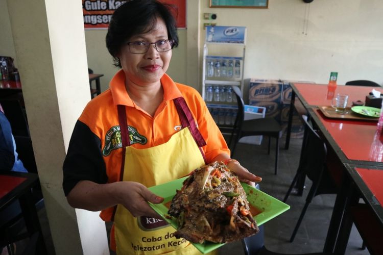 Warung makan Kepala Manyung Selera bu Fat yang tersohor di Semarang, Kamis, (19/7/2018).