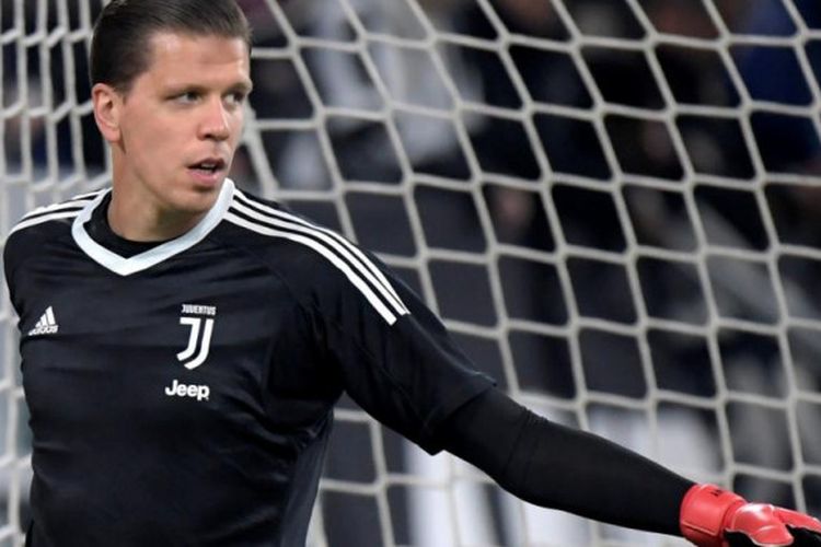 Kiper kedua Juventus, Wojciech Szczesny, melakukan pemanasan menjelang duel Liga Italia kontra SPAL di Allianz Stadium Turin, 25 Oktober 2017.