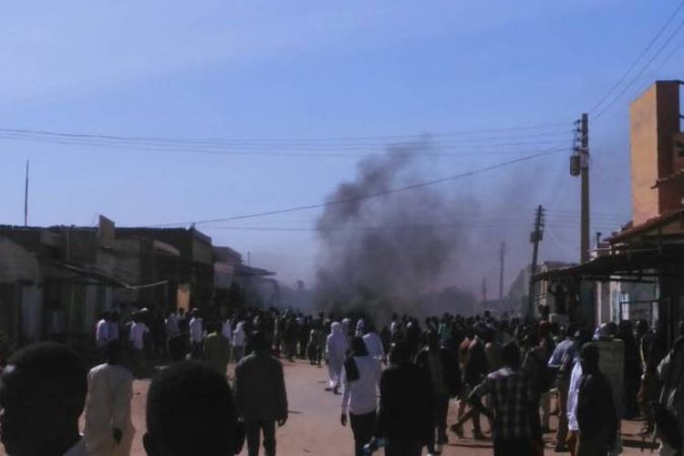 Demonstrasi menentang kenaikan harga roti di Sudan, satu pelajar dilaporkan tewas. (Radio Dabanga via Twitter)
