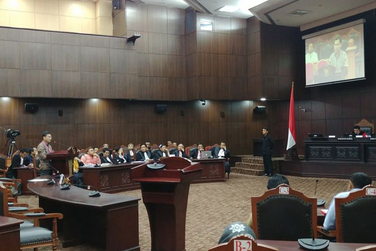 Direktur Eksekutif Saiful Mujani Research and Consulting (SMRC) Djayadi Hanan saat menjadi saksi ahli dalam sidang uji materi Undang-undang Nomor 17 Tahun 2017 tentang Pemilihan Umum, di Gedung MK, Jakarta, Selasa (14/11/2017).  