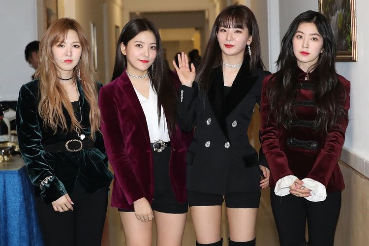 Girlband Red Velvet berpose menjelang tampil di konser di East Pyongyang Grand Theatre, Pyongyang, Korea Utara, Minggu (1/4/2018).