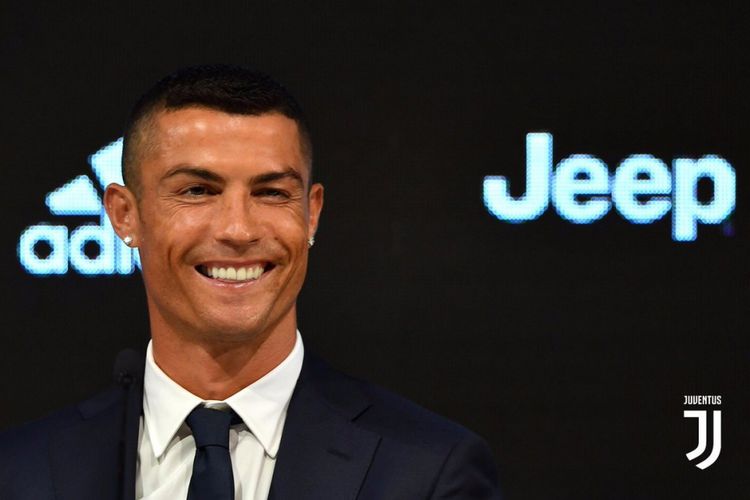 Cristiano Ronaldo menjalani wawancara pertamanya sebagai pemain Juventus di Turin, 16 Juli 2018.