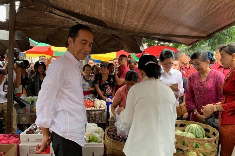 Jokowi saat meninjau Pasar Sukawati, Gianyar, Bali, Jumat (14/6/2019)