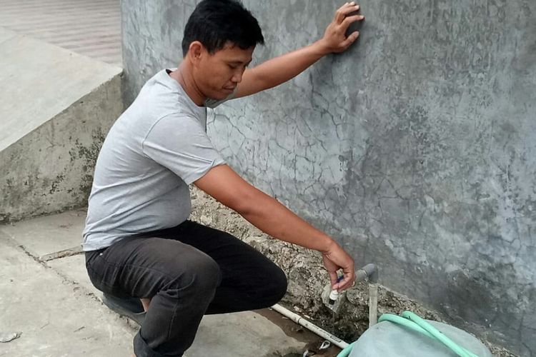 Seorang warga Pesona Serpong, Tangerang Selatan, Zainal mengalami krisis air bersih selama tiga minggu terakhir. Foto diambil kawasan Pesona Serpong, Tangerang Selatan, Kamis (22/8/2019).