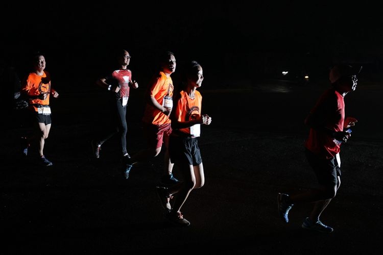 Para peserta saat mengikuti Puma Night Run di kawasan ICE Bumi Serpong Damai (BSD), Tangerang, Banten, Sabtu (2/9/2017) malam. Puma mengadakan ajang lari malam hari dengan mengusung konsep race village yang menarik, diikuti sekitar 4000 lebih peserta yang berlari dalam dua kategori jarak yaitu 6 kilometer dan 12 kilometer.