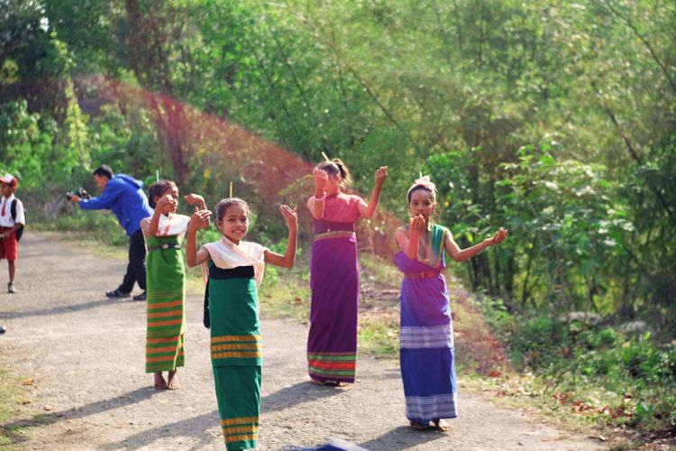 Anak-anak di Sumba mengenakan sarung kain tenun dan menari menyambut kehadiran tamu.