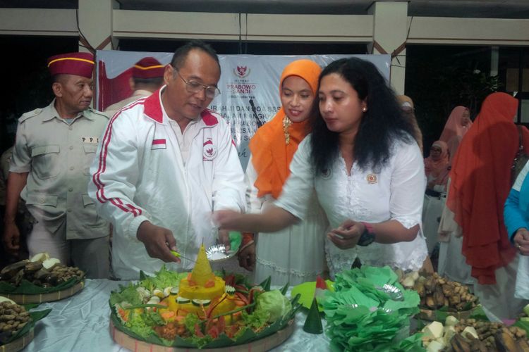 Relawan memotong tumpeng untuk merayakan ulang tahun ke-67 Prabowo Subianto di Joglo Museum Lokananta Solo, Jawa Tengah, Rabu (17/10/2018) malam.