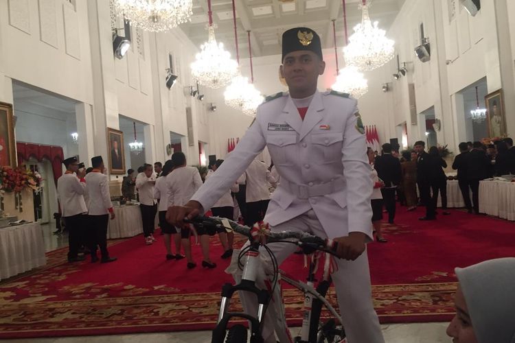 Rangga Wirabrata Mahardika rupanya sempat merasa grogi saat mengibarkan bendera pustaka pada upacara HUT RI ke-74, di Istana Merdeka, Jakarta, Sabtu (17/8/2019). Namun justru karena kegugupannya itu ia justru mendapat sepeda oleh Jokowi. 