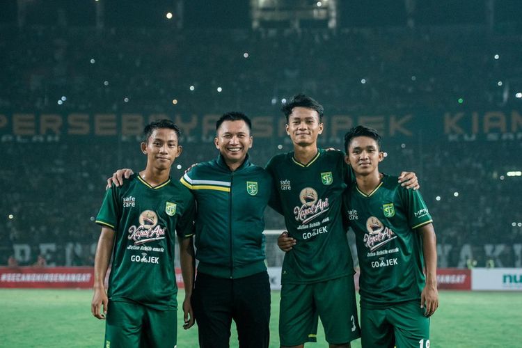 Zulfikar (Kiri), Presiden Persebaya Azrul Ananda, Koko Ari dan M Kemaluddin berfoto bersama usai laga Jogo Suroboyo Game di Stadion Gelora Bung Tomo, Surabaya, Sabtu (11/5/2019) malam.