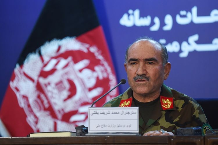 Kepala Staf Angkatan Darat Afghanistan Jenderal Mohammad Sharif Yaftali berbicara saat konferensi pers mengenai gencatan senjata sepihak selama sepekan dengan Taliban, Kamis (7/6/2018).