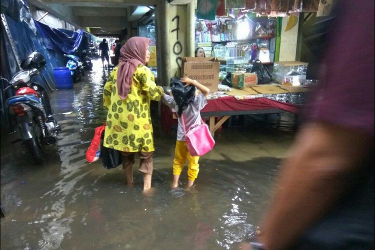 Blok G Tanah Abang terendam banjir.