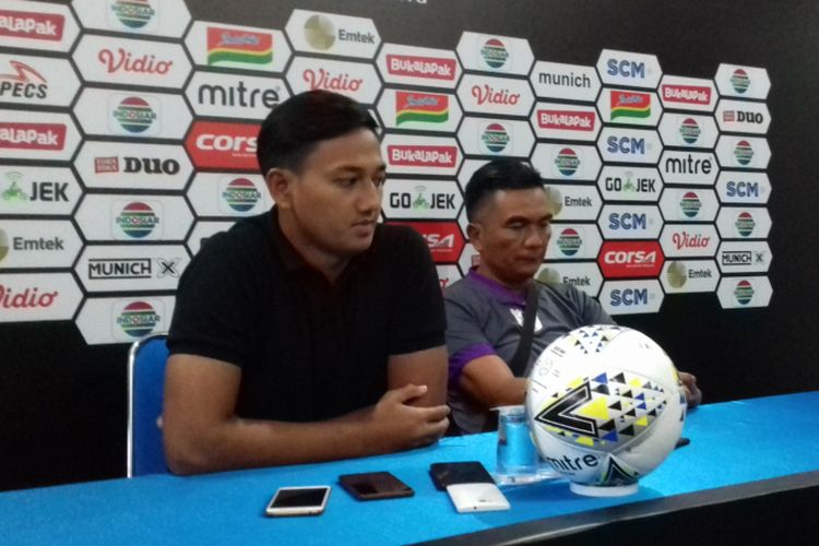 Asisten Pelatih Persita Tangerang, Wiganda Saputra (kanan) di Kantor Arema FC, Kota Malang, Minggu (3/3/2019).