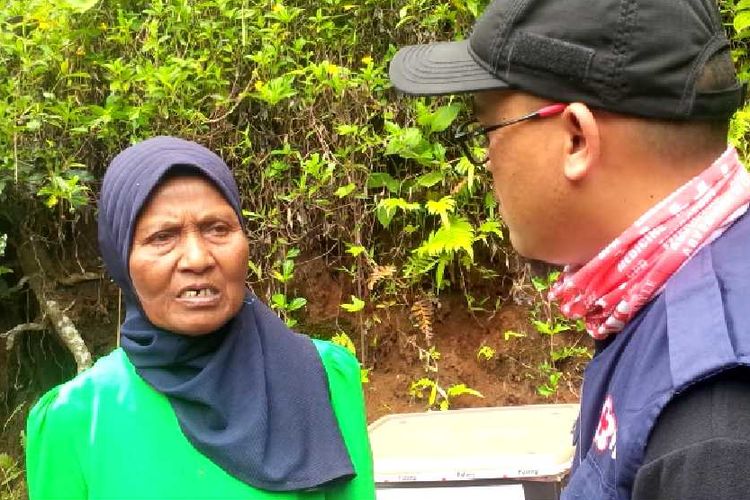 Mak Iting saat berbincang dengan Atep Maulana dari PMI Kabupaten Sukabumi di Kampung Pangkalan, Desa Paasih, Cisaat, Kabupaten Sukabumi, Jawa Barat, Rabu (24/3/2018).